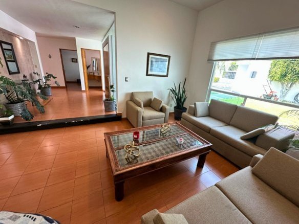 sala de casa con alberca en Juriquilla, Querétaro.