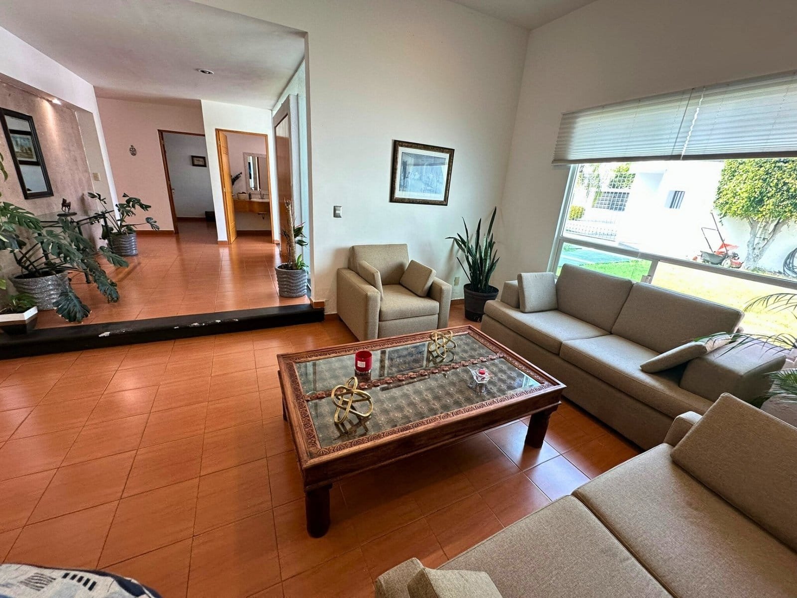 sala de casa con alberca en Juriquilla, Querétaro.