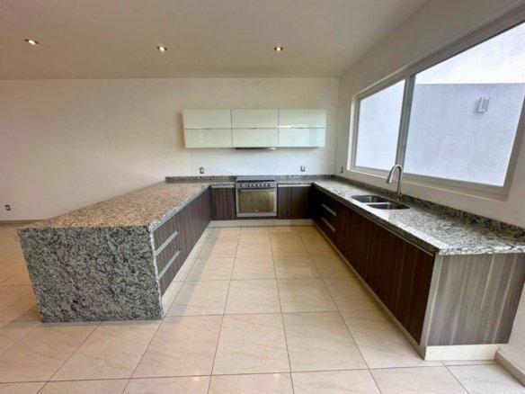 cocina integral con herrajes de cierre lento de casa con recámaras amplias en Zibatá, Querétaro.