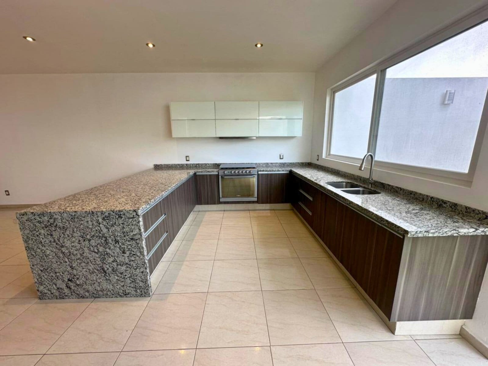 cocina integral con herrajes de cierre lento de casa con recámaras amplias en Zibatá, Querétaro.