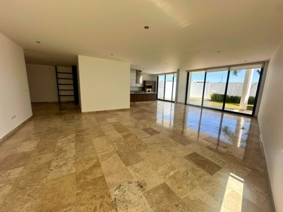 sala y comedor de casa con alberca en Cumbres del Lago, Juriquilla, Querétaro.