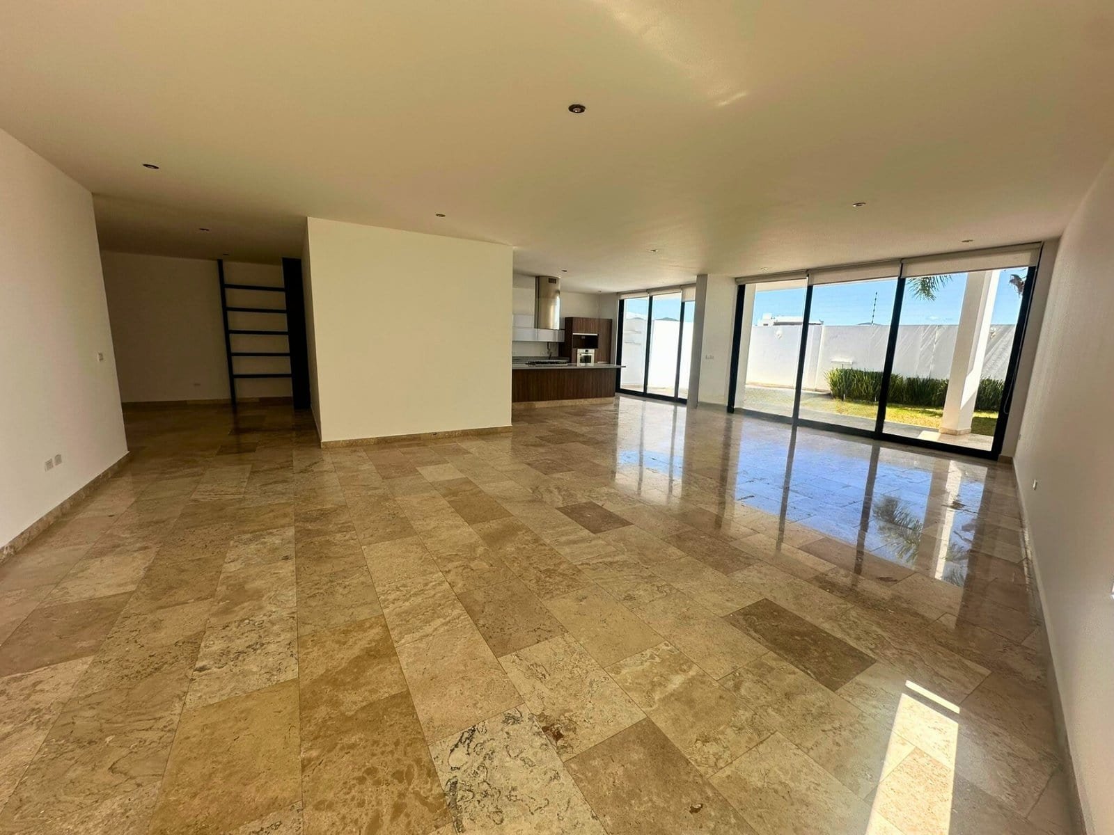 sala y comedor de casa con alberca en Cumbres del Lago, Juriquilla, Querétaro.