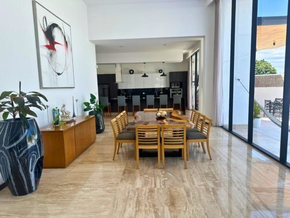 comedor de residencia en balcones de juriquilla de 1 piso.