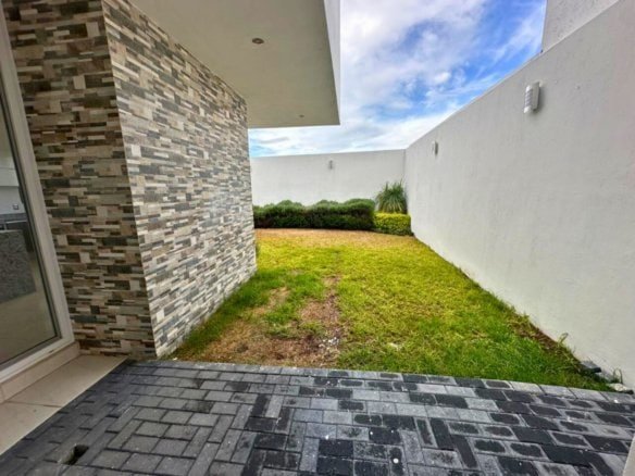 vista jardin de casa con recámaras amplias en Zibatá, Querétaro.