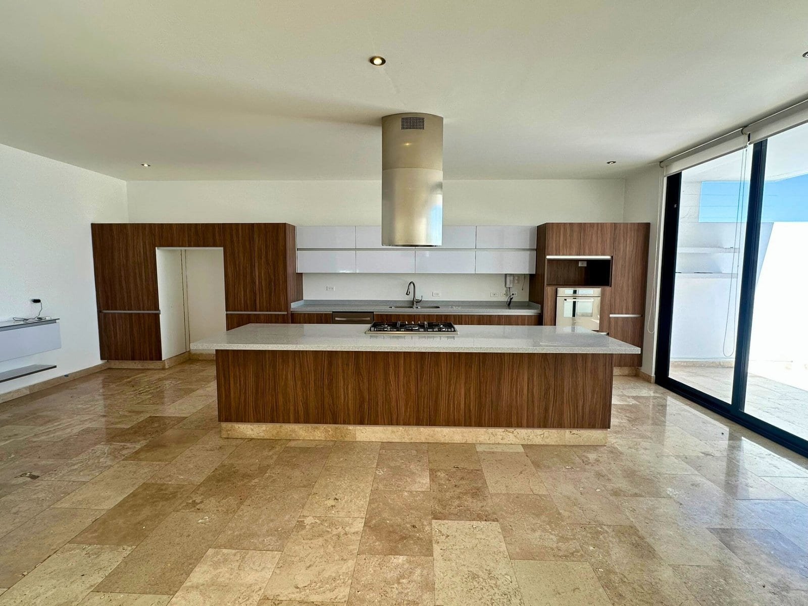 cocina integral de casa con alberca en Cumbres del Lago, Juriquilla, Querétaro.