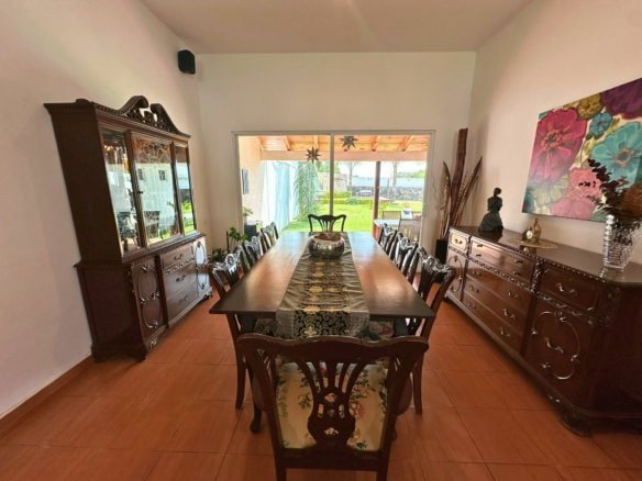 comedor vista de casa con alberca en Juriquilla, Querétaro.