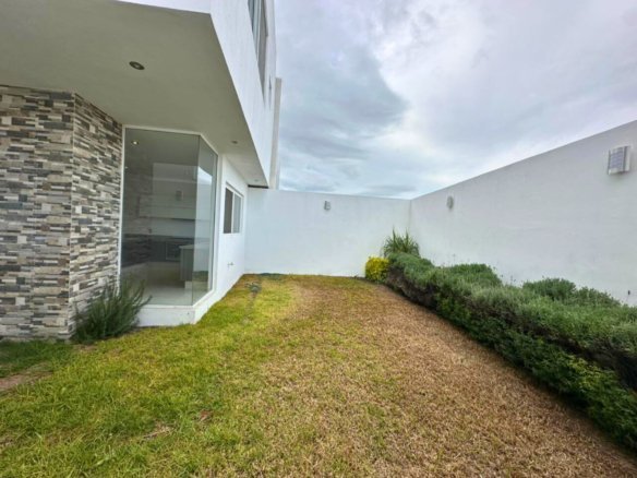 jardin de casa con recámaras amplias en Zibatá, Querétaro.