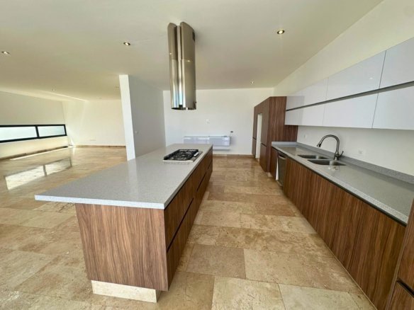 cocina de casa con alberca en Cumbres del Lago, Juriquilla, Querétaro.