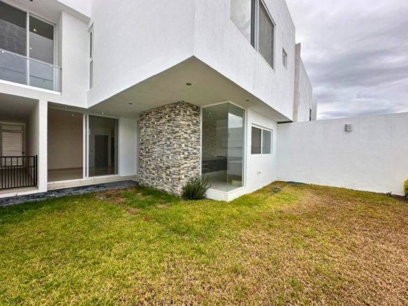 jardin 2 de casa con recámaras amplias en Zibatá, Querétaro.