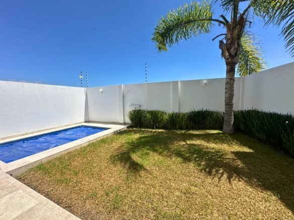 jardin de casa con alberca en Cumbres del Lago, Juriquilla, Querétaro.