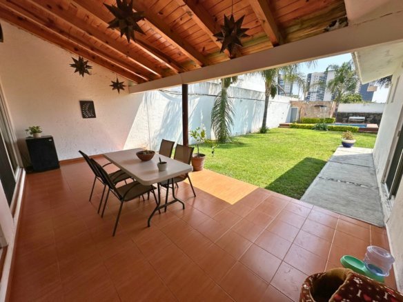 terraza de casa con alberca en Juriquilla, Querétaro.