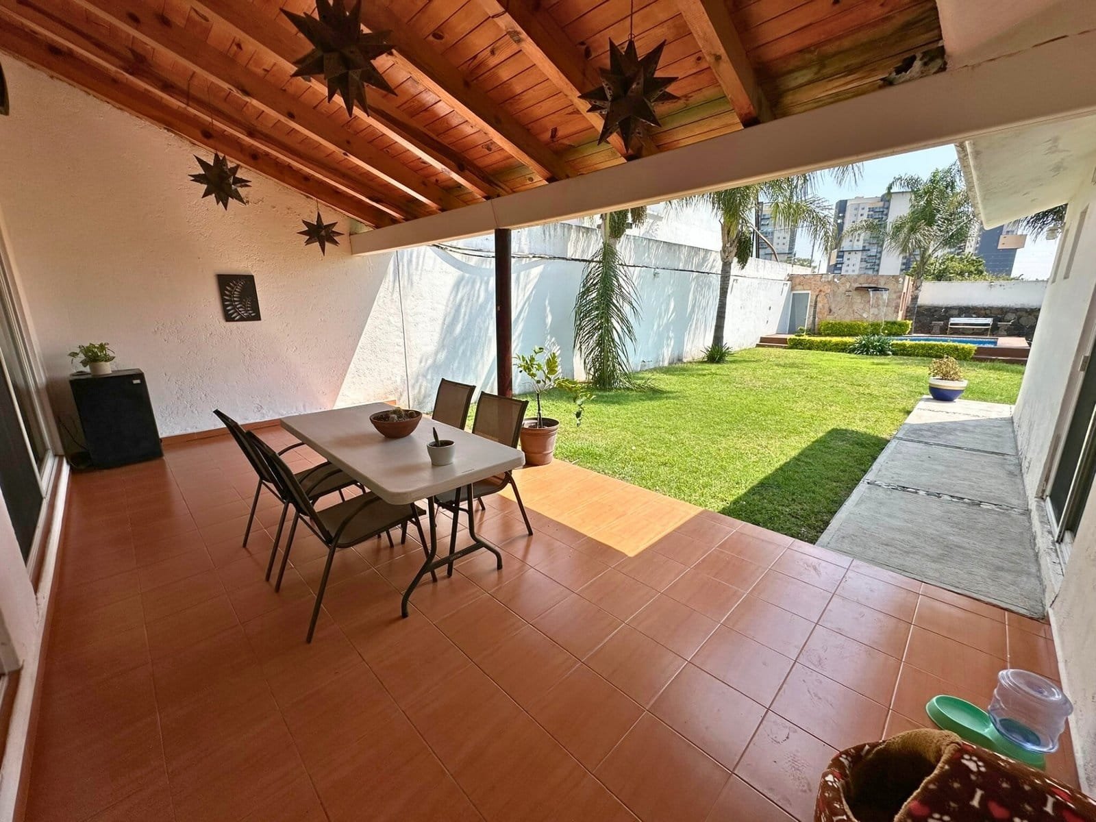 terraza de casa con alberca en Juriquilla, Querétaro.