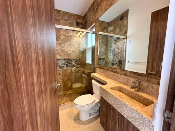 baño completo de casa con recámaras amplias en Zibatá, Querétaro.
