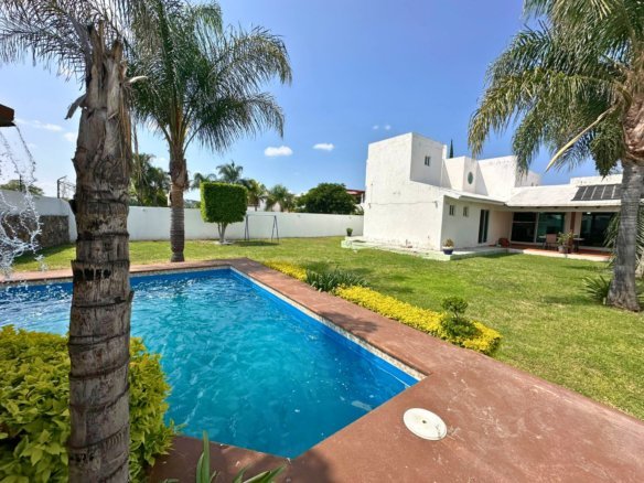 alberca y jardin de casa con alberca en Juriquilla, Querétaro.