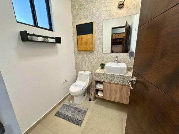 medio baño de visitas de casa en zibata con roofgarden