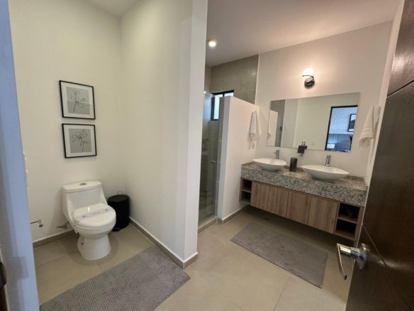 baño principal de casa en zibata con roofgarden