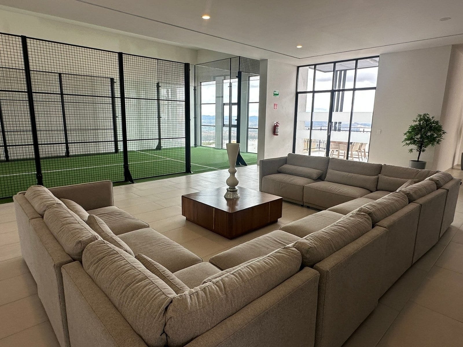 sala y padel de casas en Zibatá Querétaro en Los Robles amenidades de lujo