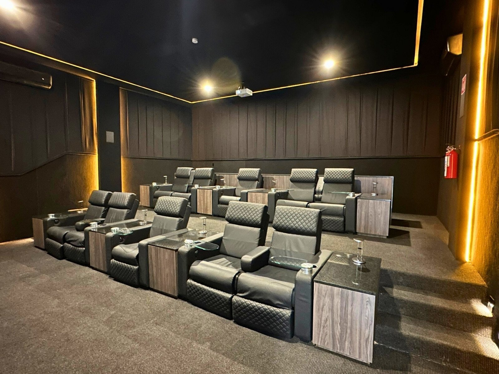 Cine vip de casas en Zibatá Querétaro en Los Robles con amenidades de lujo