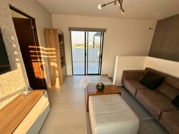 sala de tv 3er nivel vista al roof de casa en zibata con roofgarden