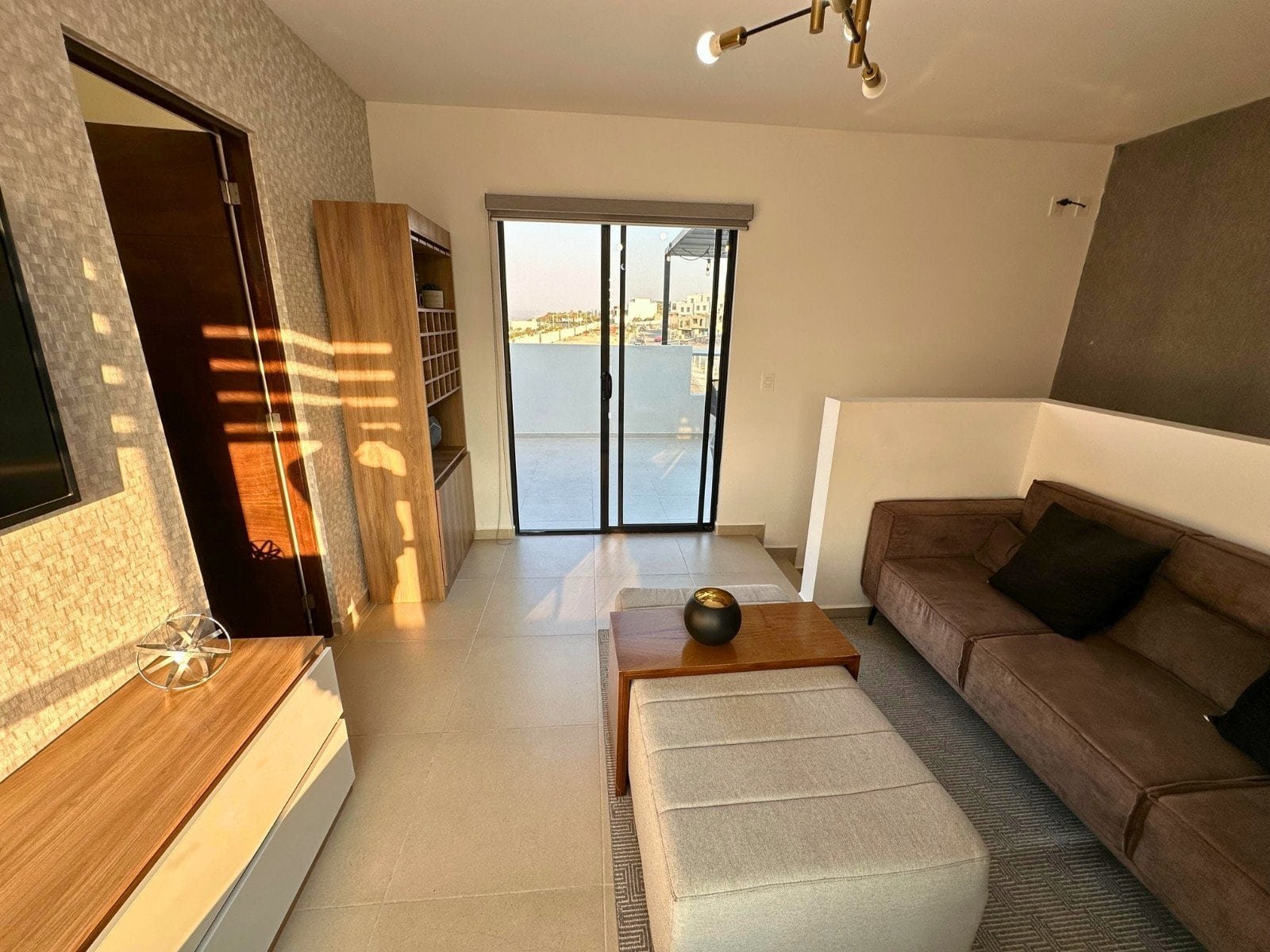 sala de tv 3er nivel vista al roof de casa en zibata con roofgarden