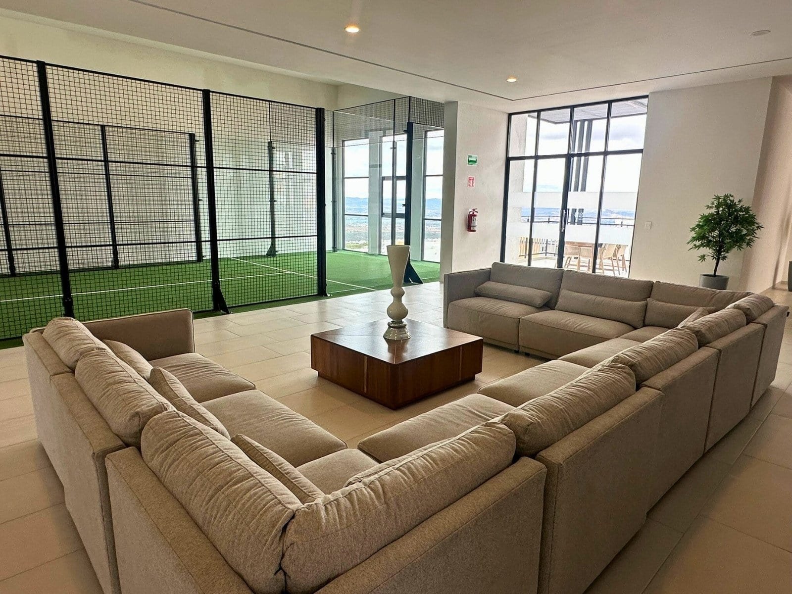 sala y padel de casas Zibatá Qro. En Los Robles