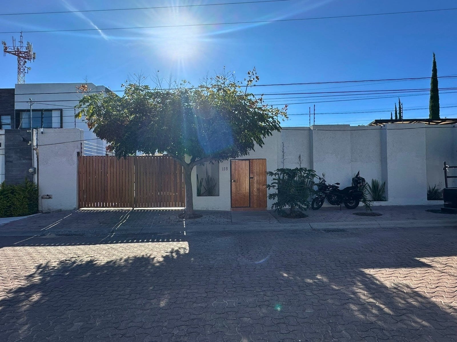 fachada de casa de una planta en Juriquilla, Querétaro