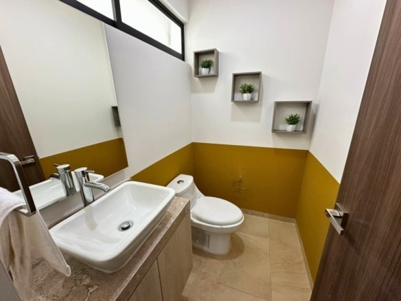 medio baño de visitas de casas en Zibatá Querétaro en Los Robles