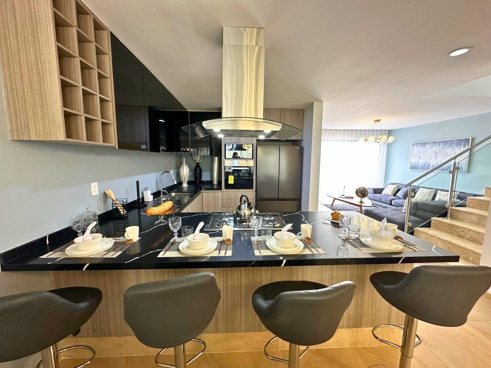 cocina con barra de casas en Zibatá Querétaro en Los Robles