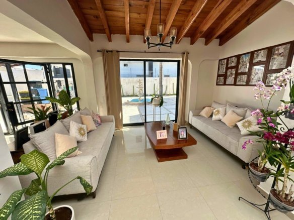 sala de entrada de casa de una planta en Juriquilla, Querétaro