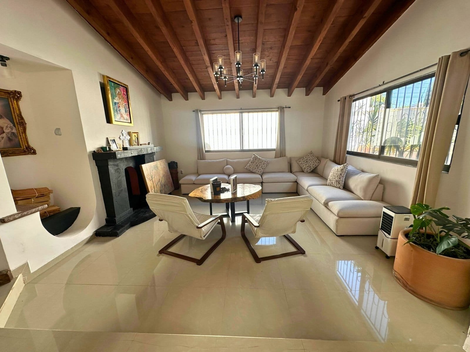 sala de casa de una planta en Juriquilla, Querétaro