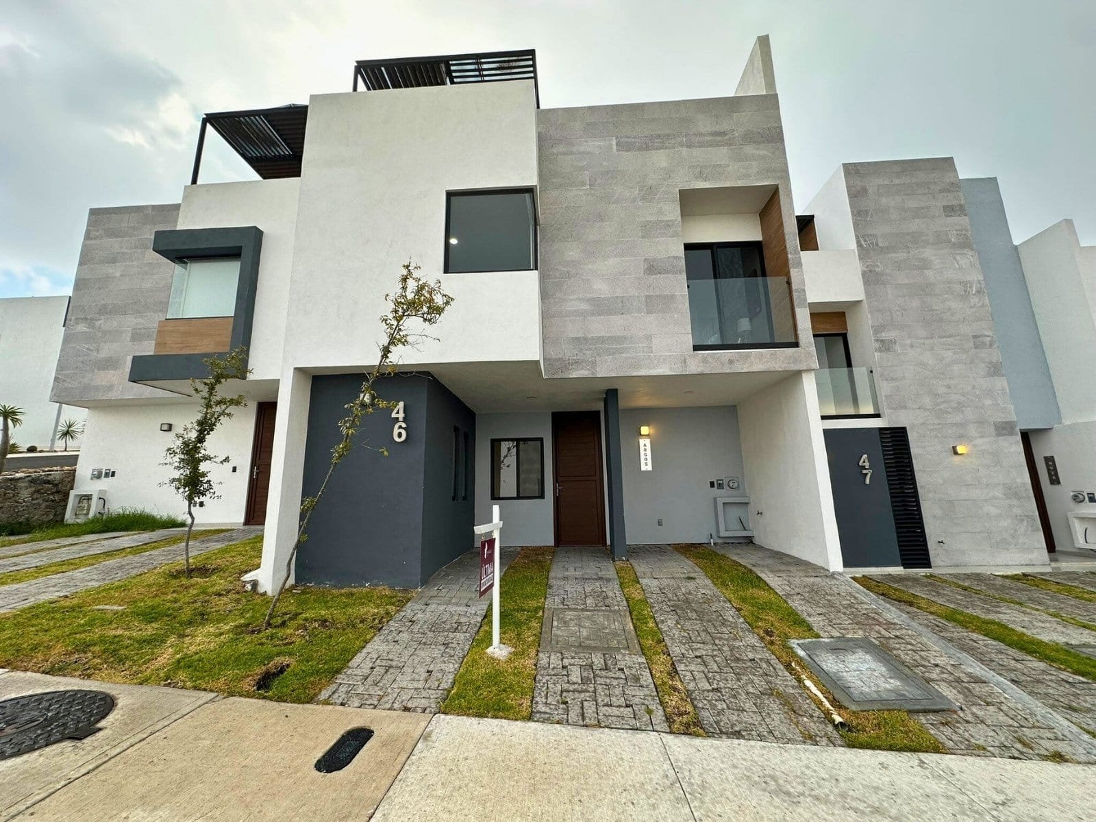 fachada de casa con recámara en planta baja Zibatá Querétaro. En Entrecielos