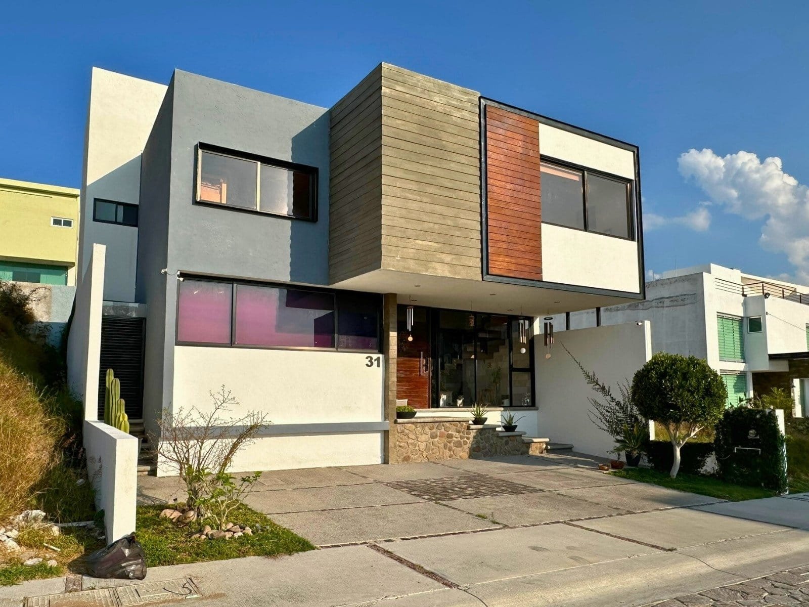 Entrada moderna con escalera de madera