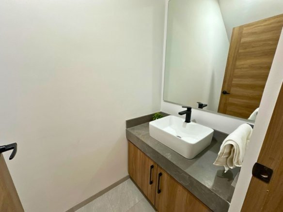 medio baño de visitas de casa en zibata en entrecielos.