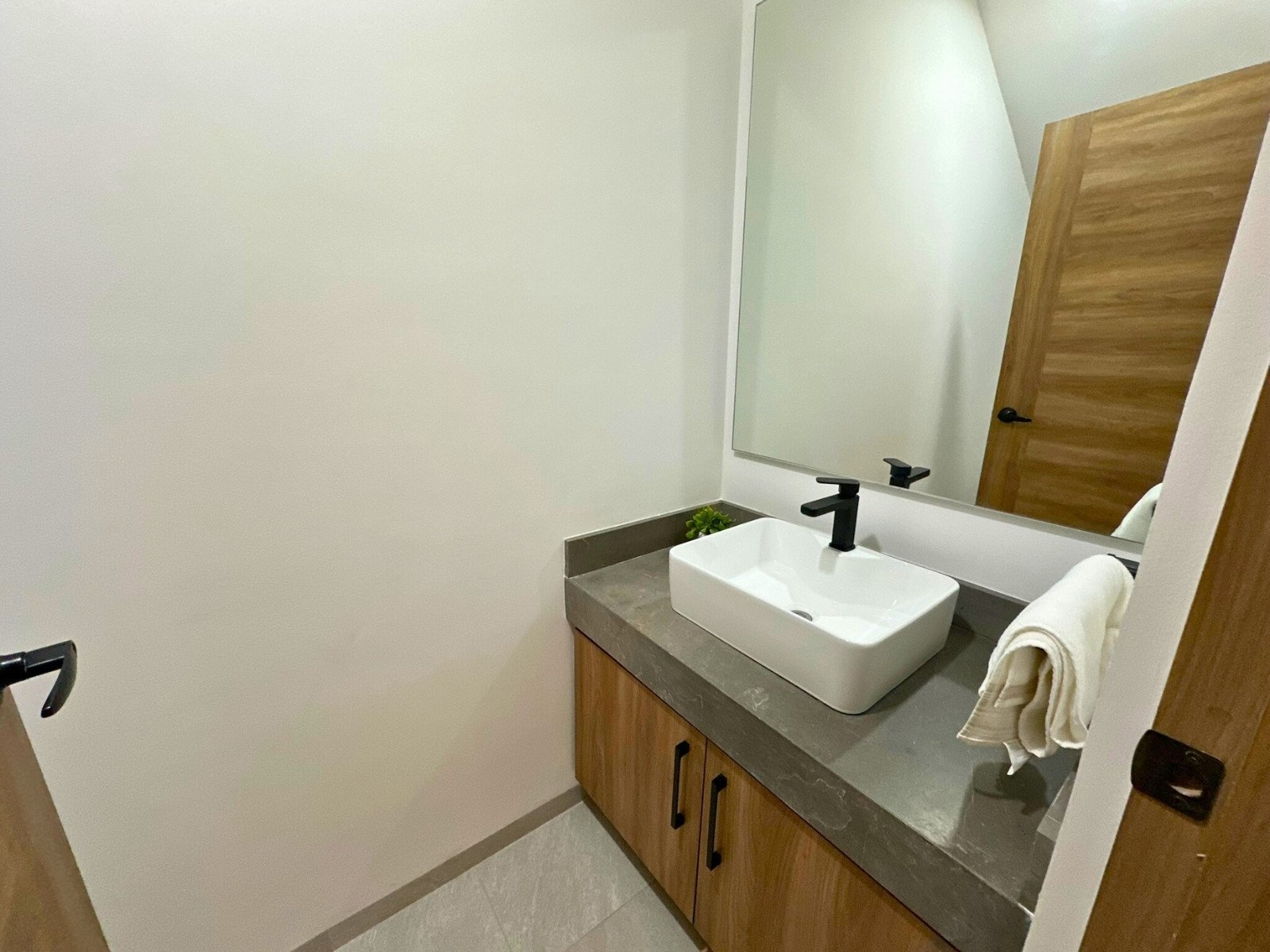 medio baño de visitas de casa en zibata en entrecielos.