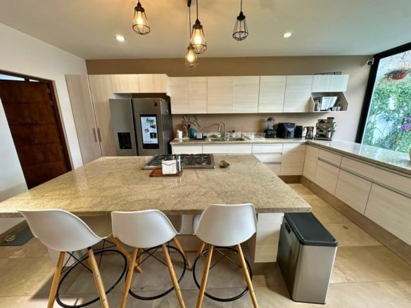 cocina de casa en corregidora con amplio jardín en Cañada de los Lagos.