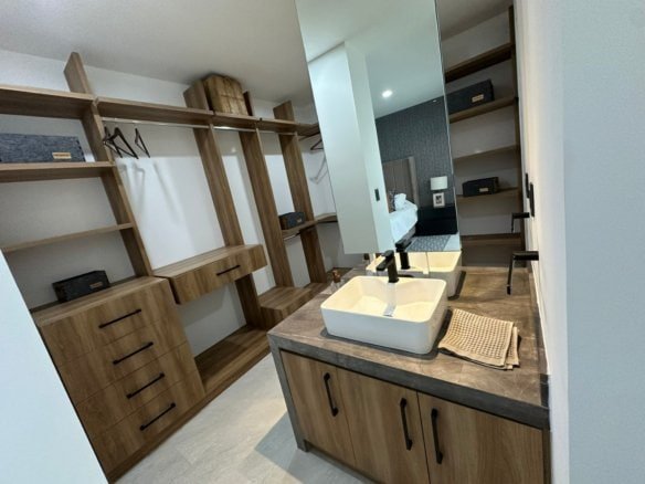 vestidor de casa con recámara en planta baja Zibatá Querétaro. En Entrecielos