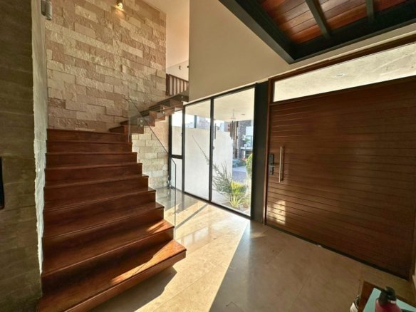 escalera de casa en corregidora con amplio jardín en Cañada de los Lagos.