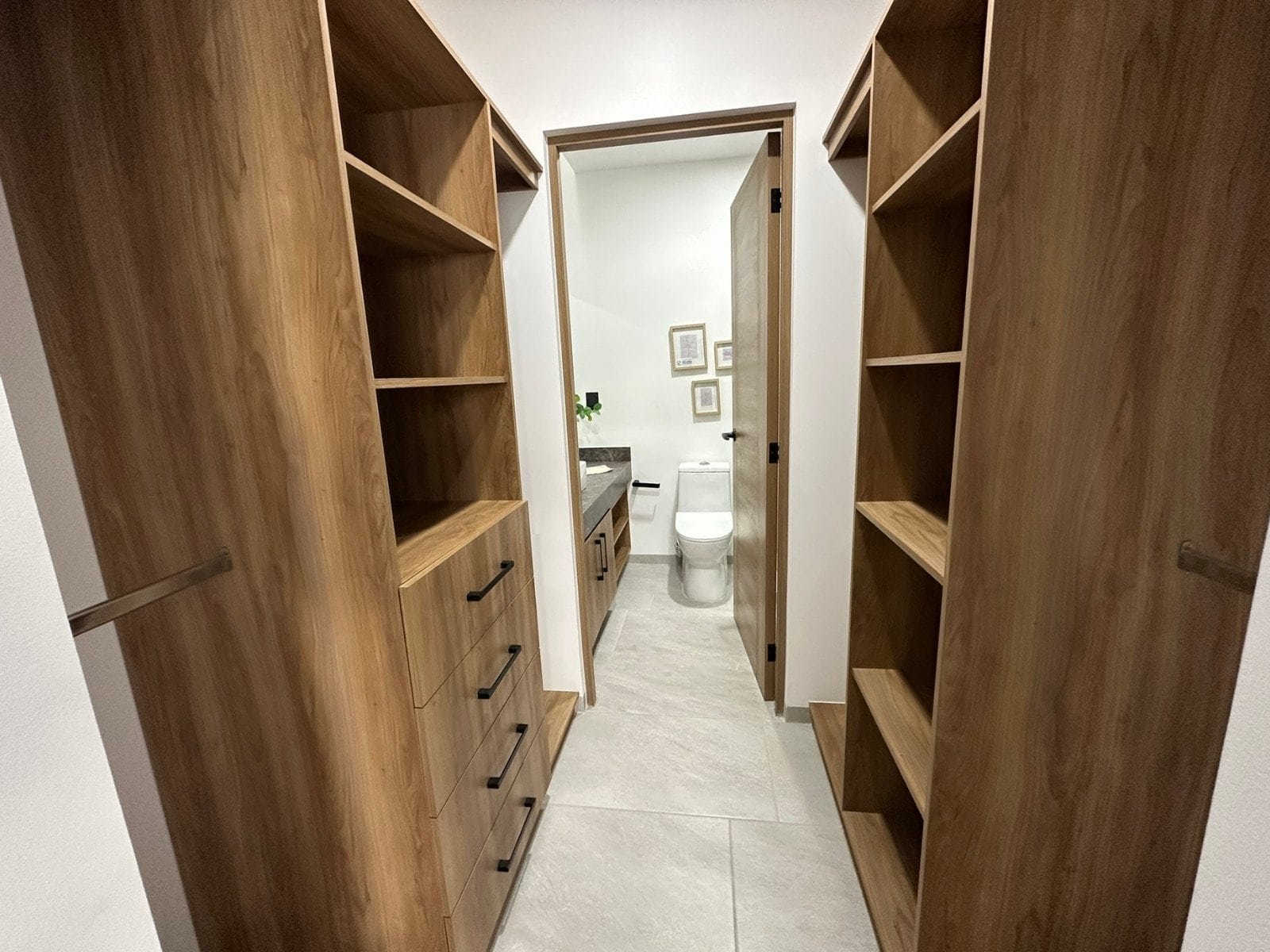 vestidor y baño 3 de casa con recámara en planta baja Zibatá Querétaro. En Entrecielos