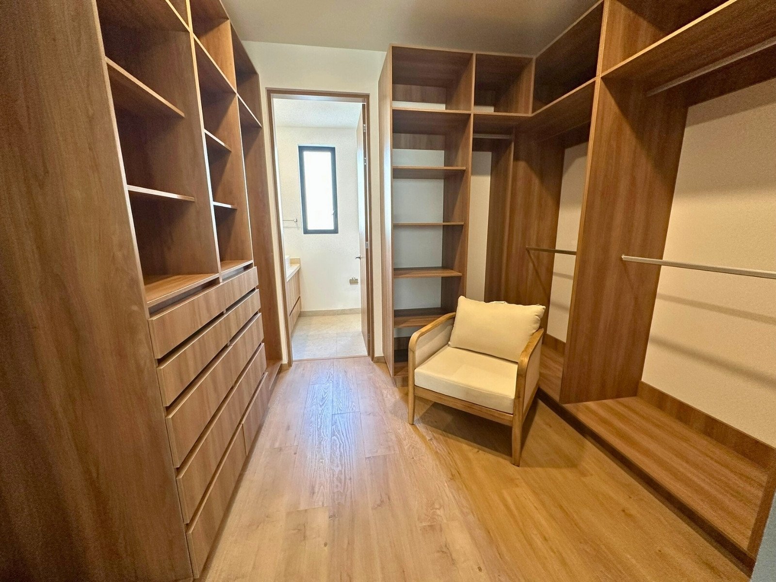 vestidor principal de departamentos en Zibatá Querétaro. Condominio Parques