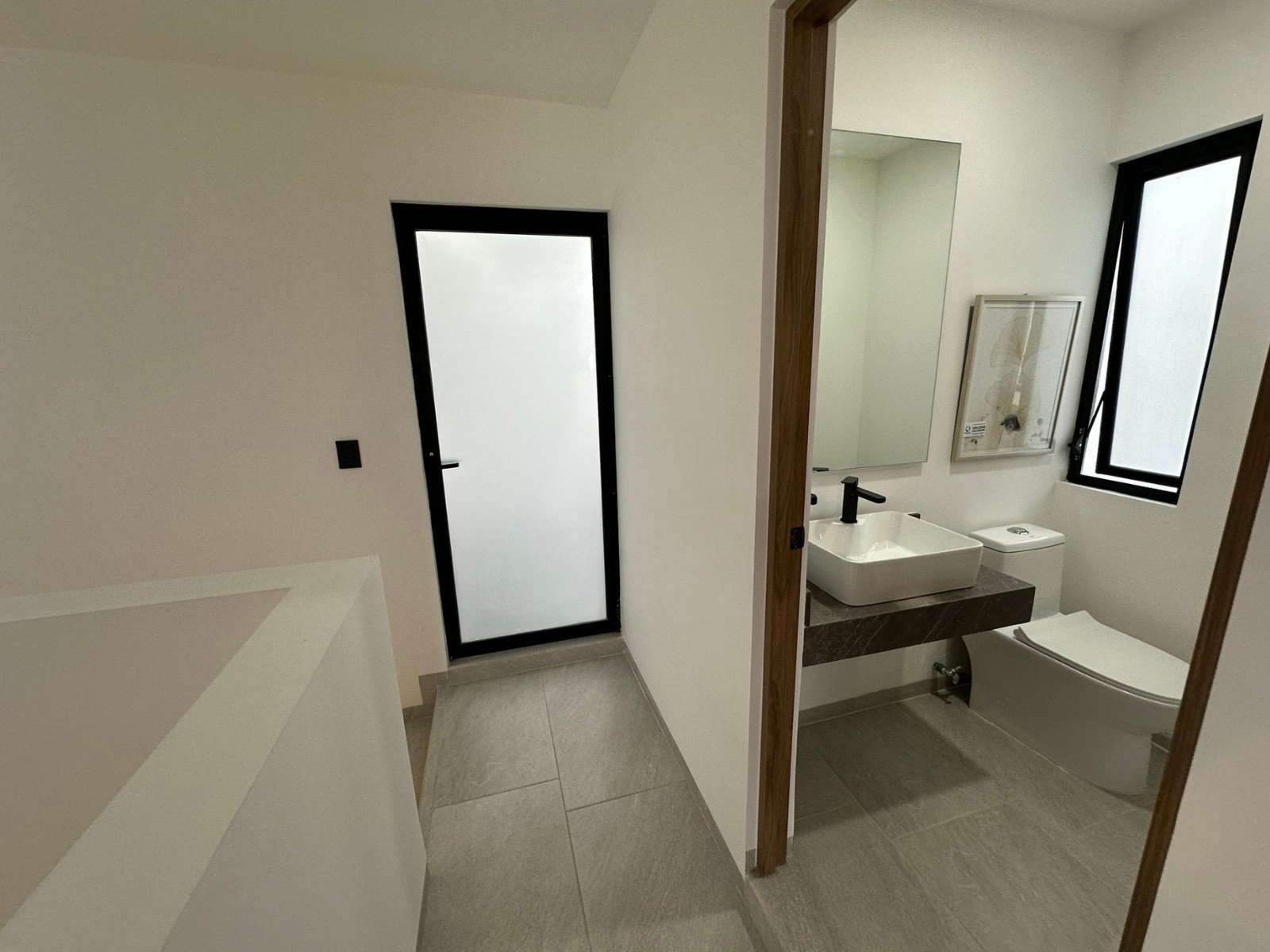 medio baño de casa con recámara en planta baja Zibatá Querétaro. En Entrecielos