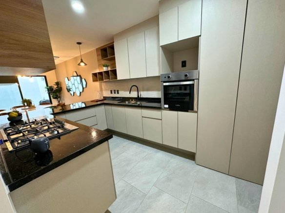 cocina de casa con recámara en planta baja Zibatá Querétaro. En Entrecielos