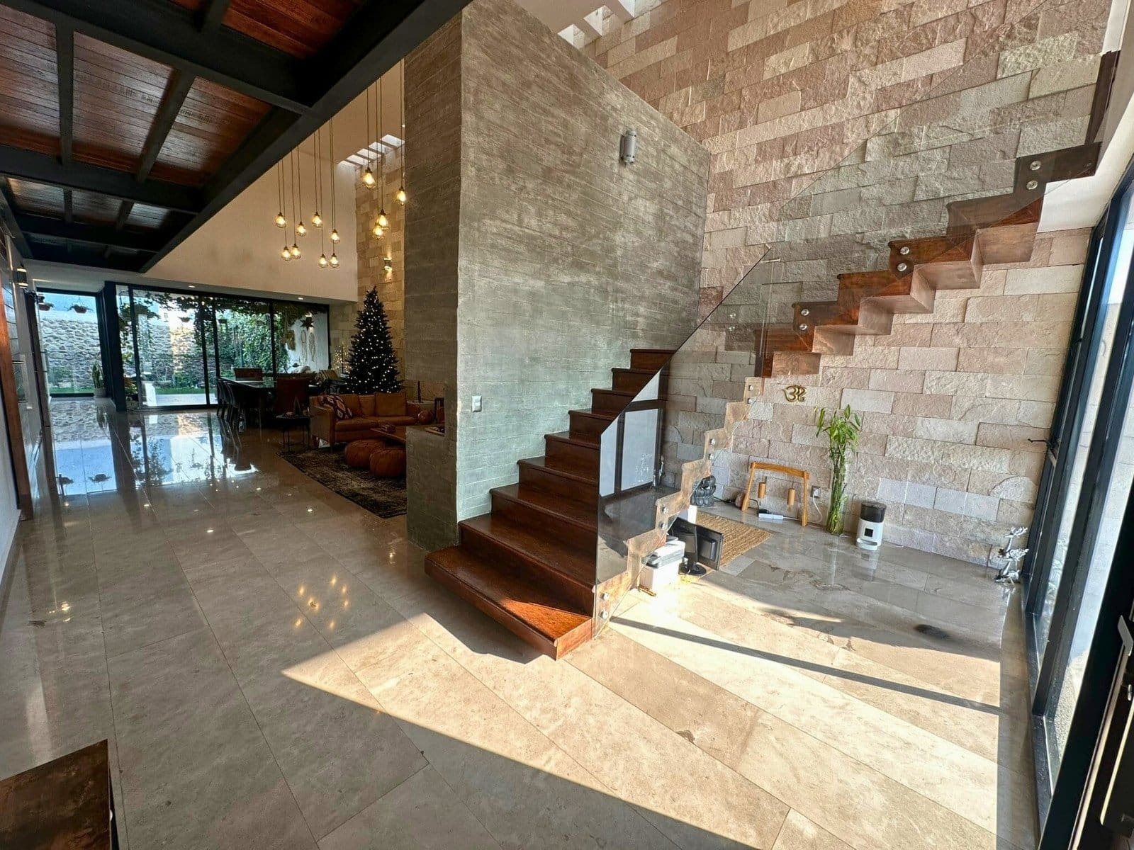 entrada de casa en corregidora con amplio jardín en Cañada de los Lagos.