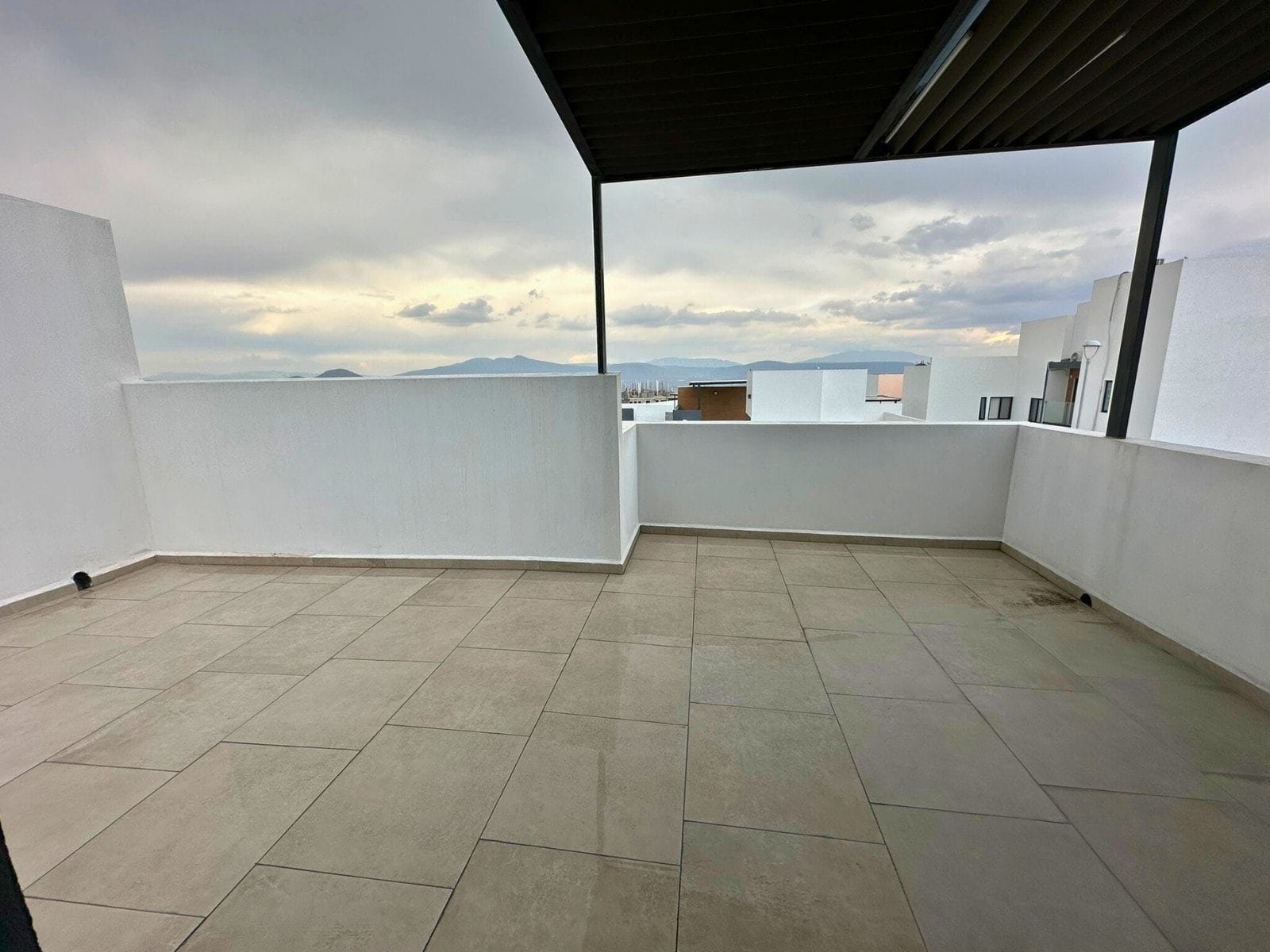 rooftop de casa con recámara en planta baja Zibatá Querétaro. En Entrecielos