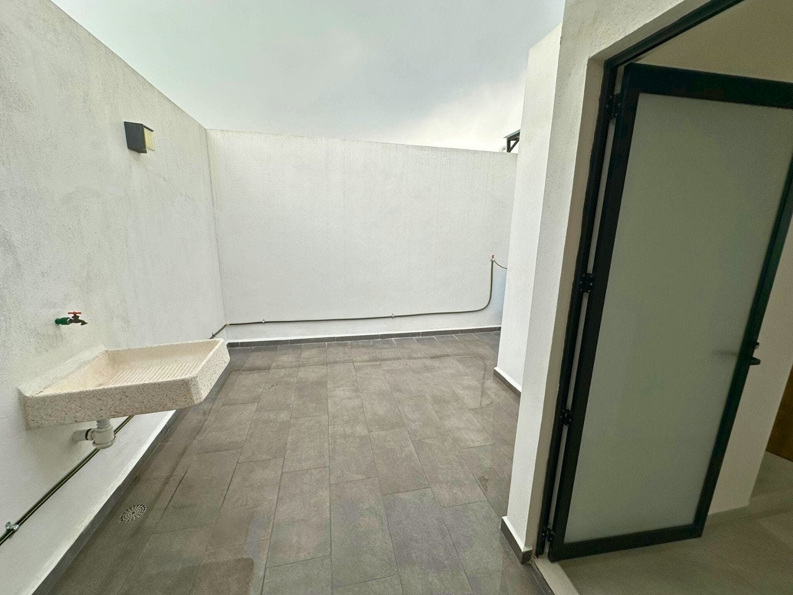 area de lavado de casa con recámara en planta baja Zibatá Querétaro. En Entrecielos