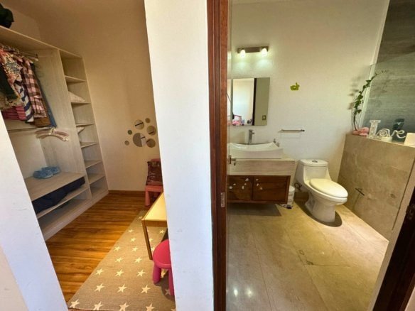 baño y closet 3 de casa en corregidora con amplio jardín en Cañada de los Lagos.