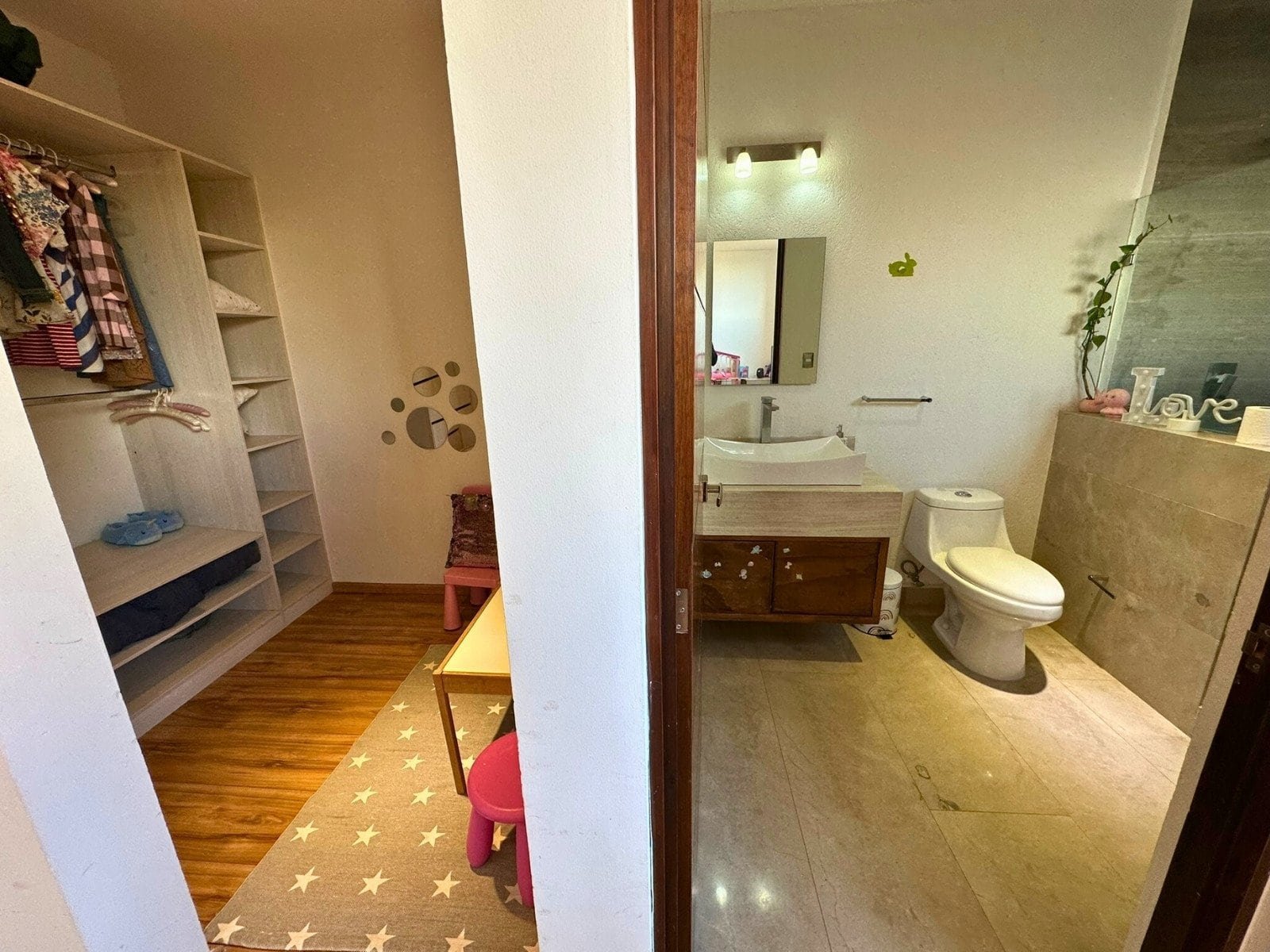 baño y closet 3 de casa en corregidora con amplio jardín en Cañada de los Lagos.