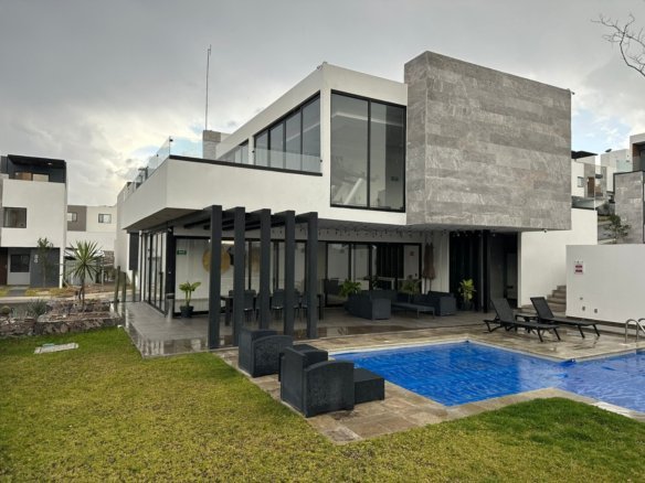 casa club de casa con recámara en planta baja Zibatá Querétaro. En Entrecielos