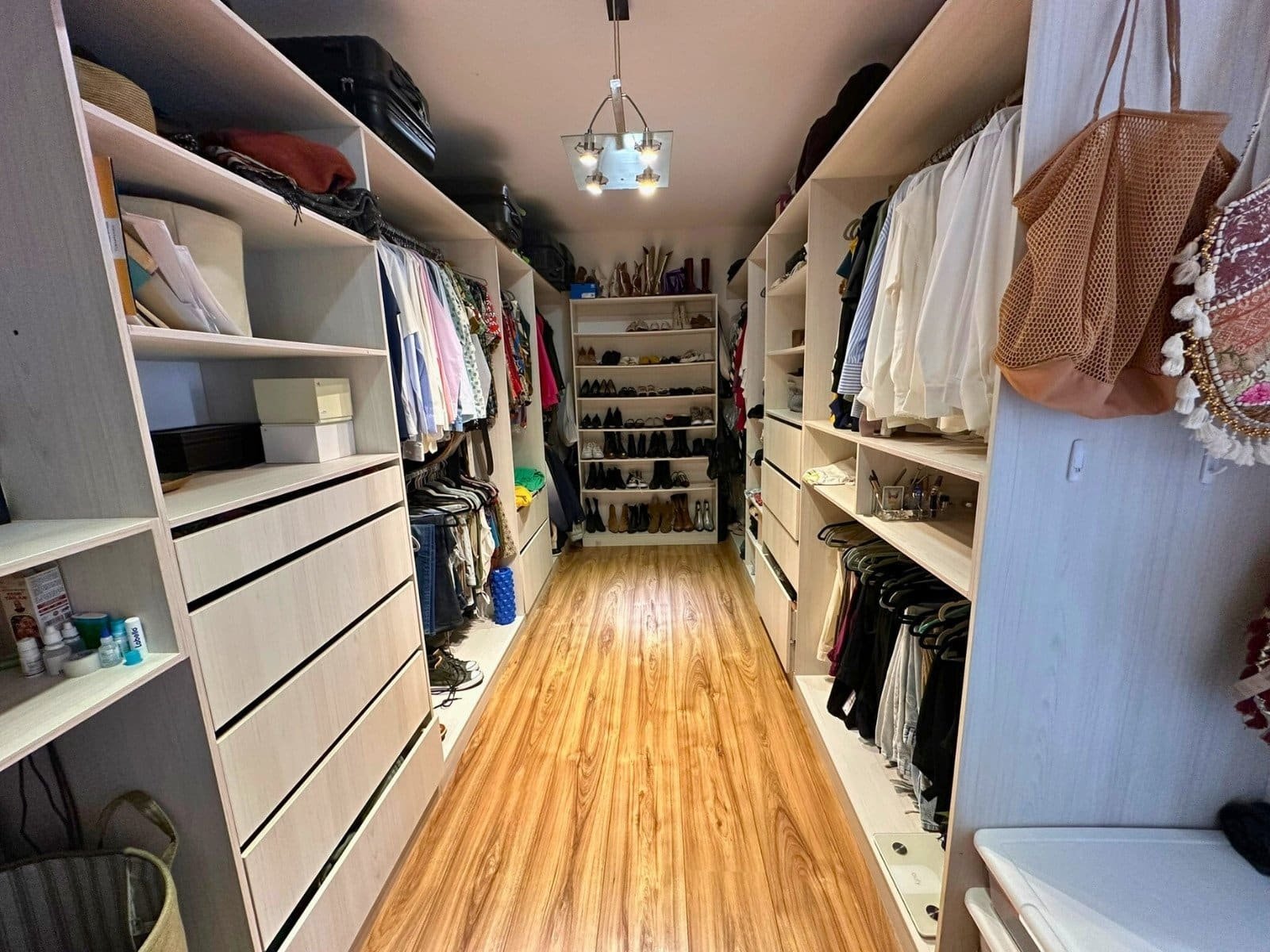 vestidor de casa en corregidora con amplio jardín en Cañada de los Lagos.