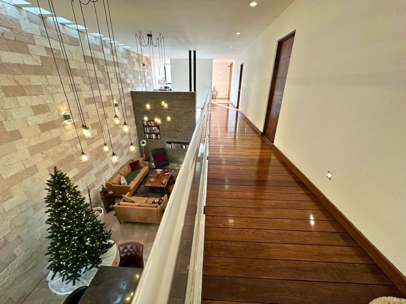 doble altura desde 2nda planta de casa en corregidora con amplio jardín en Cañada de los Lagos.