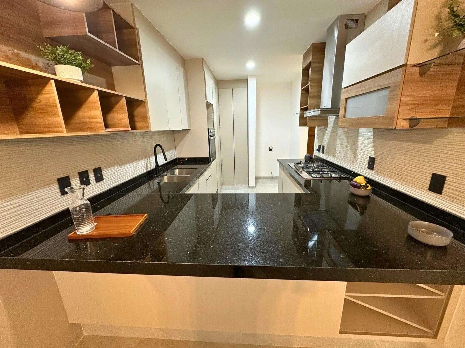 cocina 2 de casa con recámara en planta baja Zibatá Querétaro. En Entrecielos